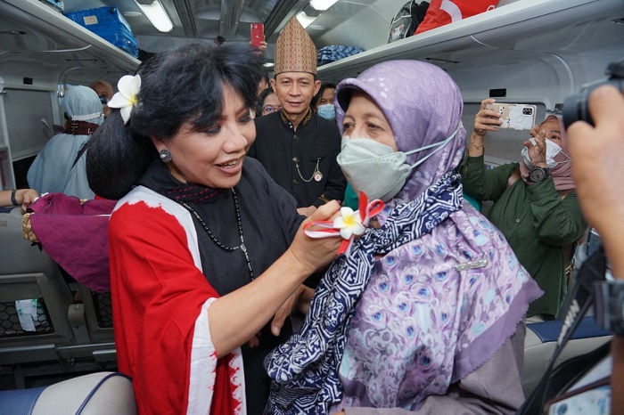 KAI membagikan selendang karya Anne Avantie bagi 77 pelanggan KA Argo Muria yang beruntung dalam rangka memeriahkan Hari Ulang Tahun ke-77 Kemerdekaan Republik Indonesia.