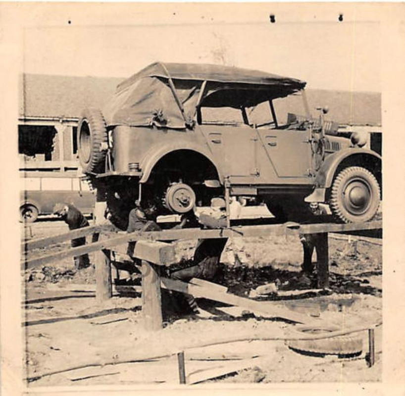 Einheits - PKW Kübelwagen bei Langemark Belgien