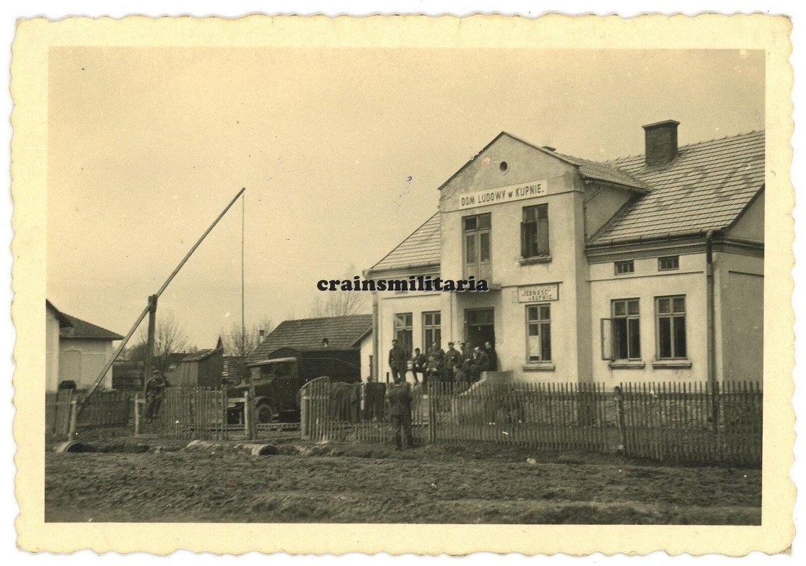Orig. Foto 24.ID Panzerjäger Quartier m. Schild in KUPNO b. Reichshof Polen 1941