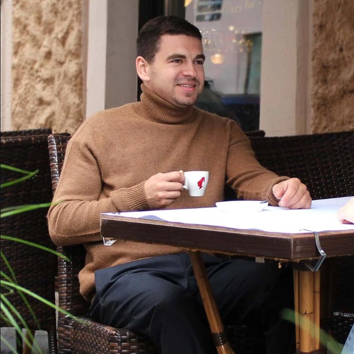 Свитер из 100% шерсти в меру свободный по фигуре