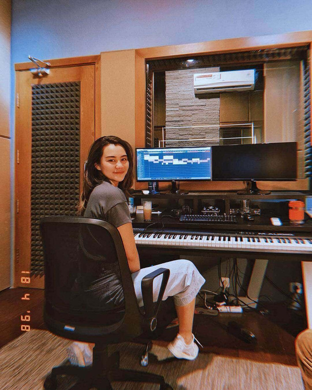 Aaliyah Massaid merupakan penyanyi muda Indonesia yang juga anak dari pasangan Adjie Massaid dan Reza Artamevia.