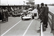 Test Sessions from 1970 to 1979 - Page 24 71-Surtees-van-Lennep-car