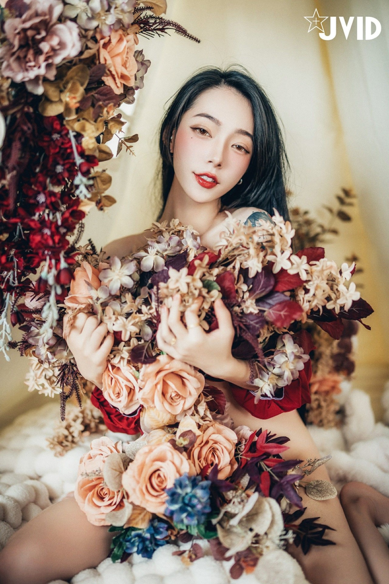 jvid 飄 飄《女神比基尼》美女写真，躺在浴缸场景，尽显性感姿态插图