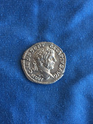 Denario de Geta (busto barbado). PONTIF TR P II COS II. Genio a izq. Roma 638-DD4-E8-6-FFC-477-E-BBE2-85-CF758-EE312