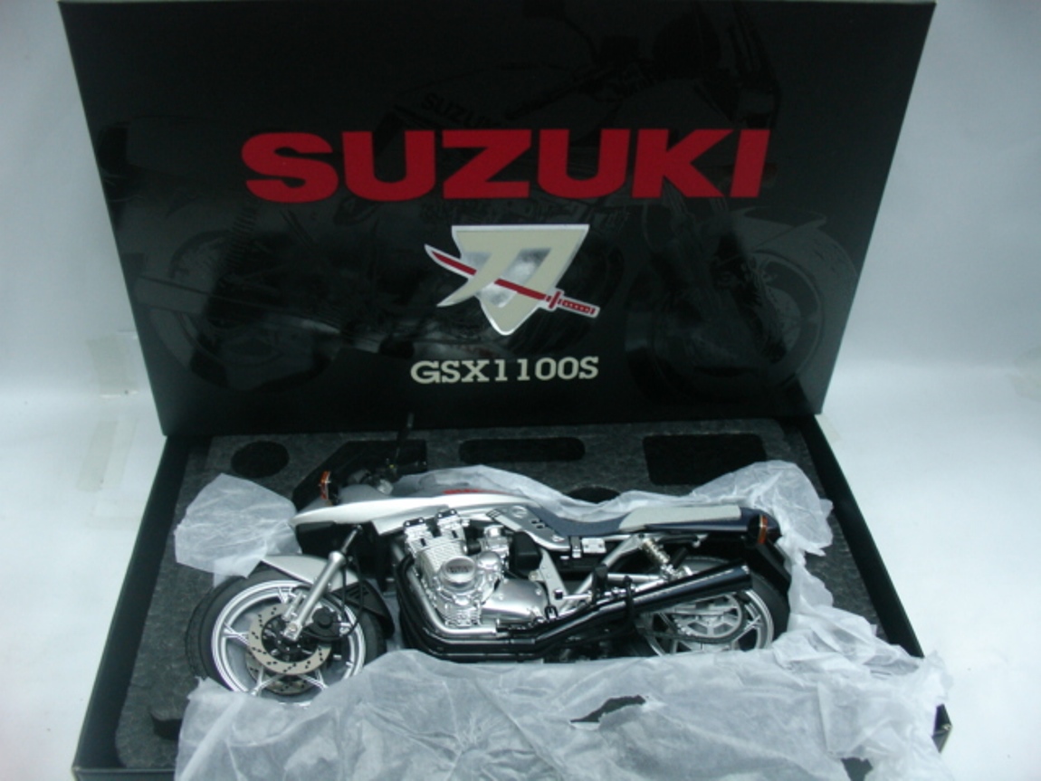 WOW EXTREMELY RARE Suzuki GSX1100S Katana 1982 Silver 1:12