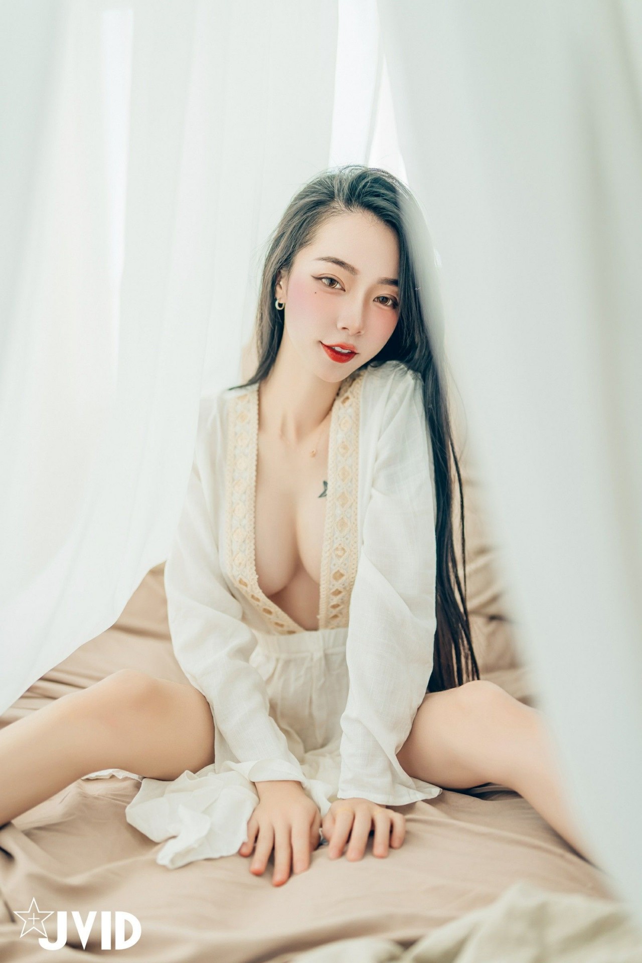 jvid 飄 飄《女神比基尼》美女写真，躺在浴缸场景，尽显性感姿态插图4