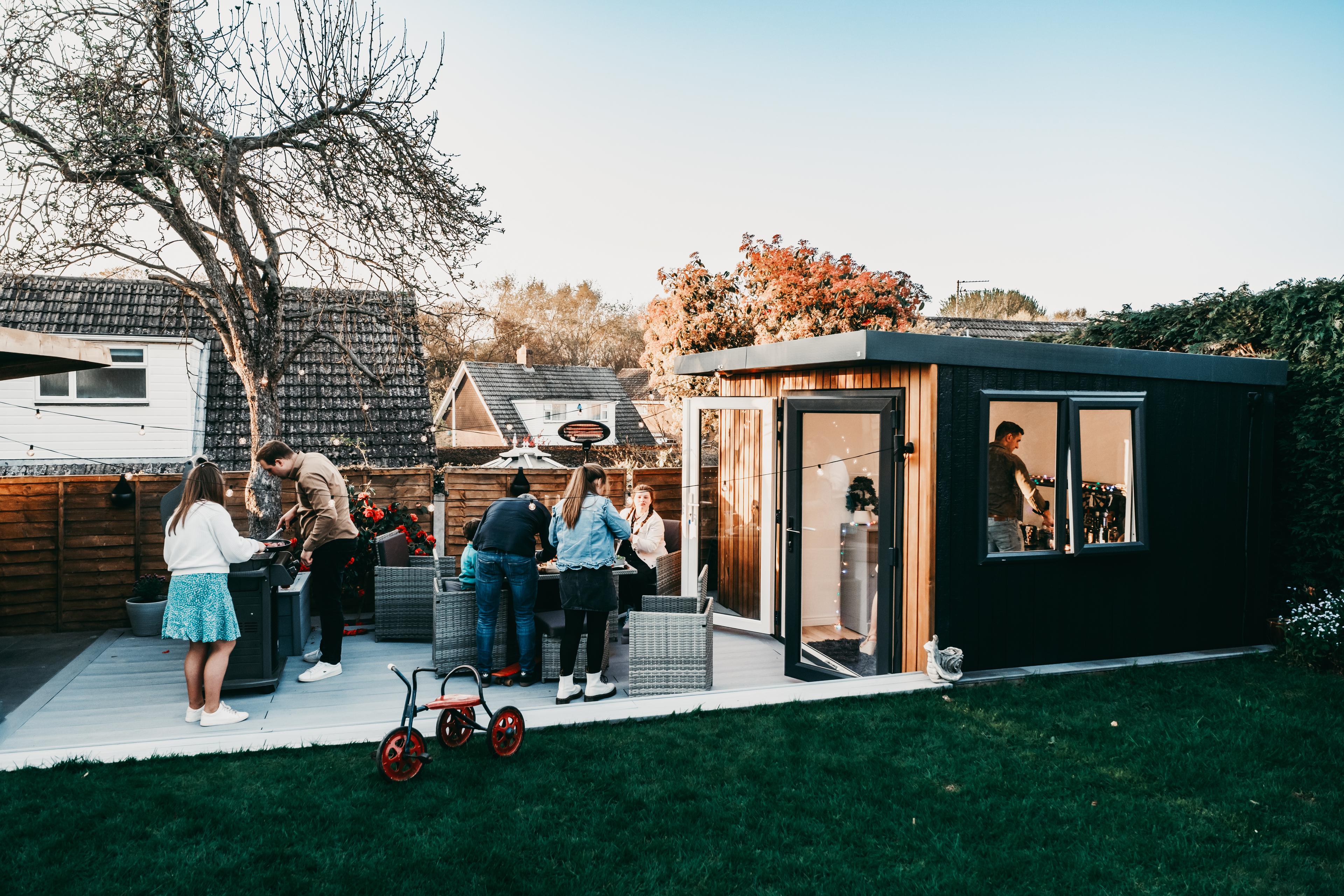 Garden Bar & Entertainment Room – Worcestershire thumbnail 9