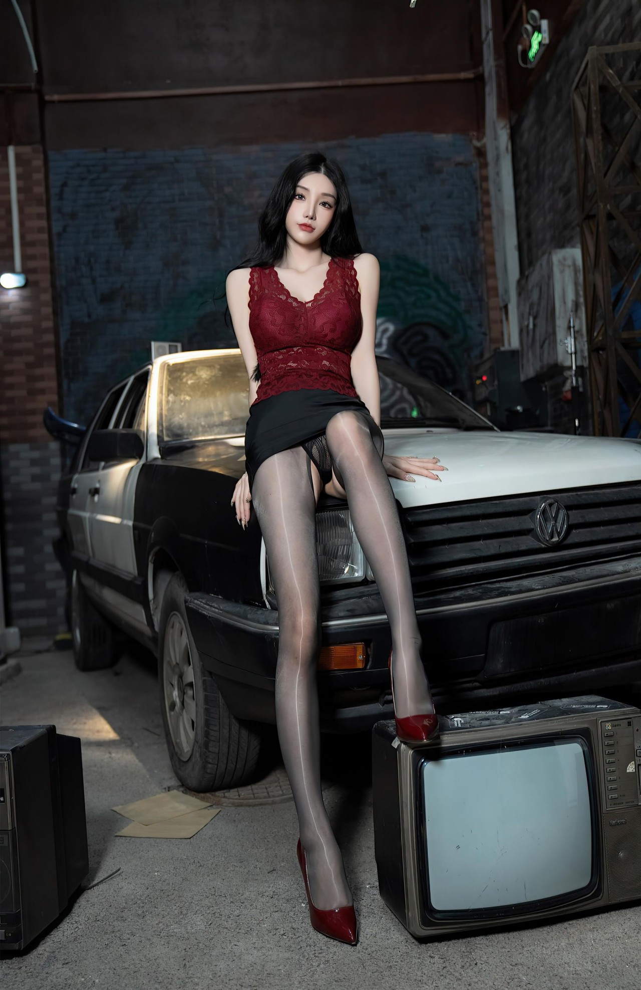 周于希《极品车模》写真，红黑拼接蕾丝上衣与黑色短裙，优雅与性感插图2