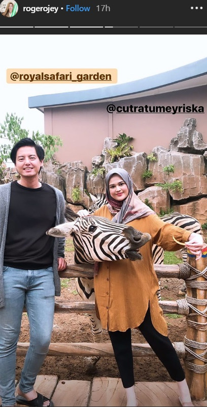 Cut Meyriska dan Roger Danuarta selfie bareng zebra