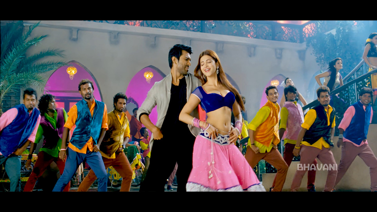 Shruti Haasan From Yevadu Hot Song 4K.mp4_snapshot_00.33.658