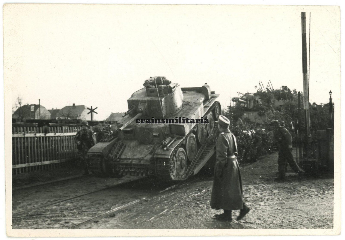 Orig. Foto Panzer 38 (t) Beutepanzer fahrt von deutsche PANZERZUG m. Tarn Camo