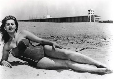 Med henne vällustig kropp och Färgat hårtyp utan behå (kupstorlek 34C) på stranden i bikini
