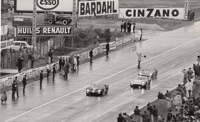 ford-gt40-le-mans-1966-4s
