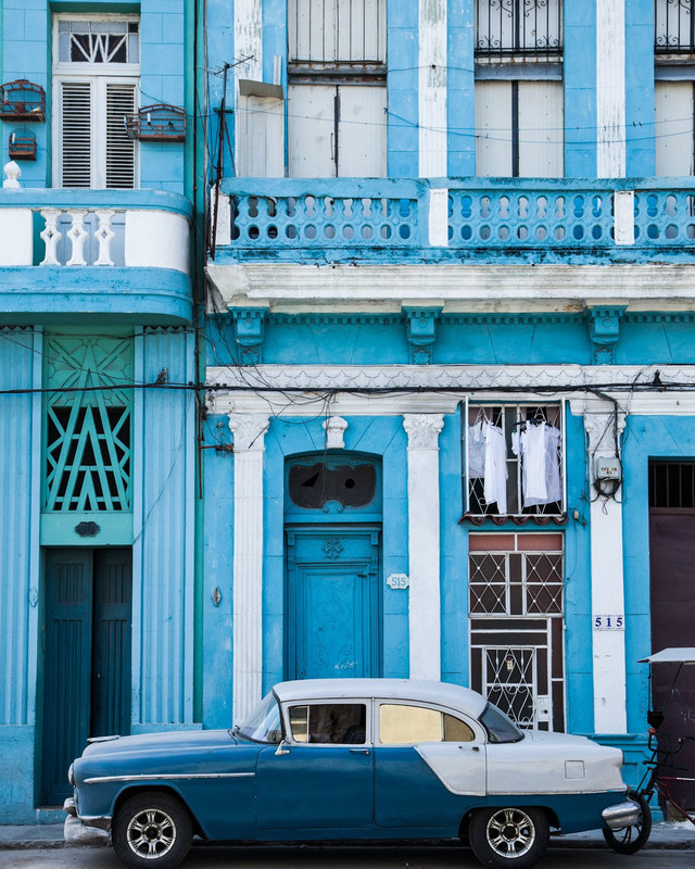 blue-car-blue-building.jpg