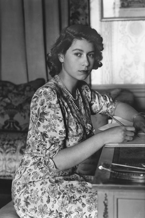 Queen of England Hbz-queen-elizabeth-1944-gettyimages-3362741