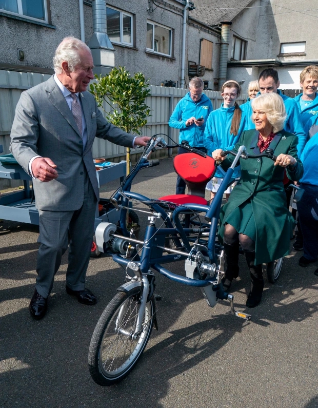 Carlos y Camilla inician su gira por Irlanda del Norte subiéndose a un triciclo