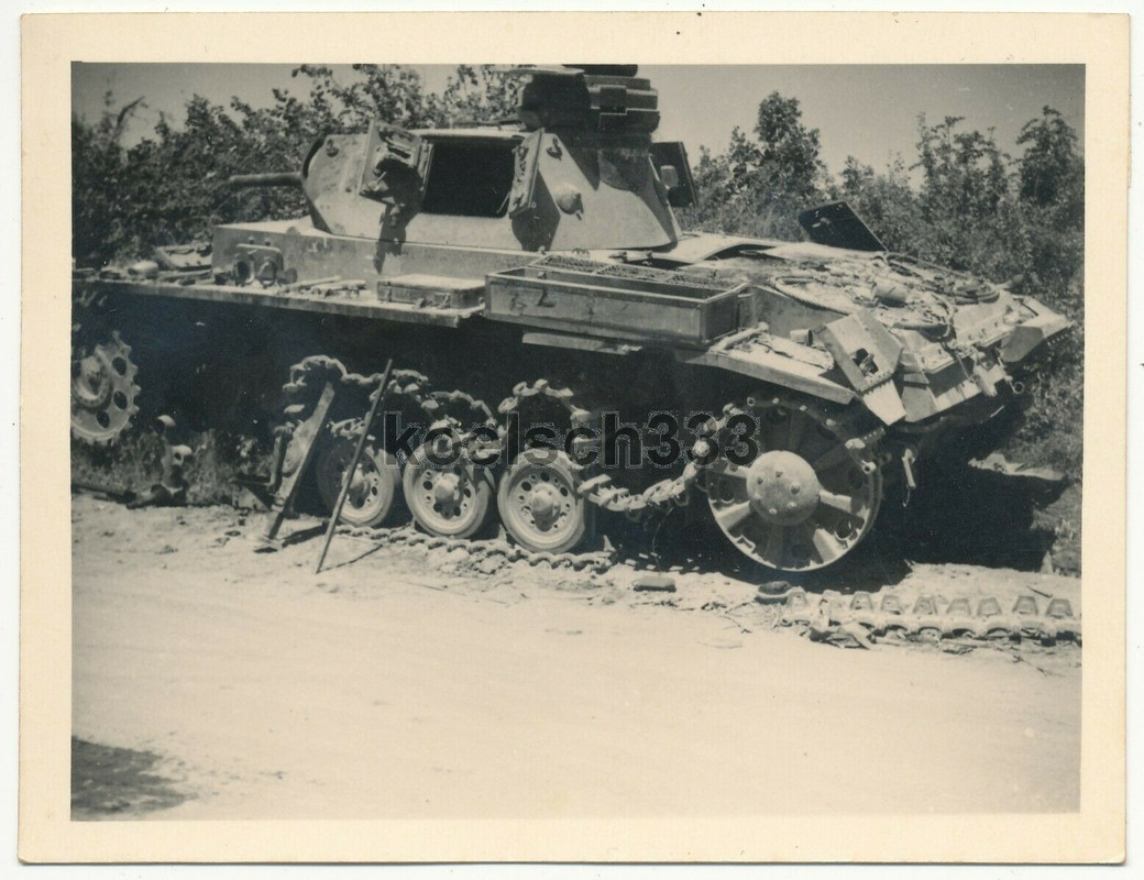 Foto Panzer III Kampfwagen Wrack nach schweren Kämpfen in Griech