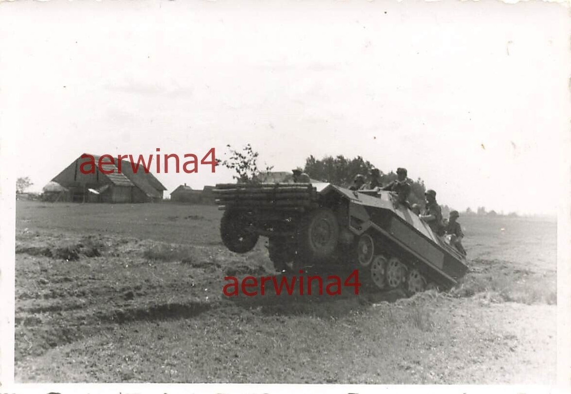 Vormarsch deutscher Schützenpanzer Sd.Kfz.251-1 bei Pleskau Russland Ostfront