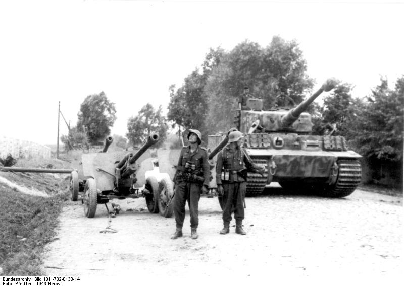 Efectivos de la división junto a un tanque Tigre I, en la Unión soviética Efectivos de la división junto a un tanque Tigre I, en la Unión soviética
