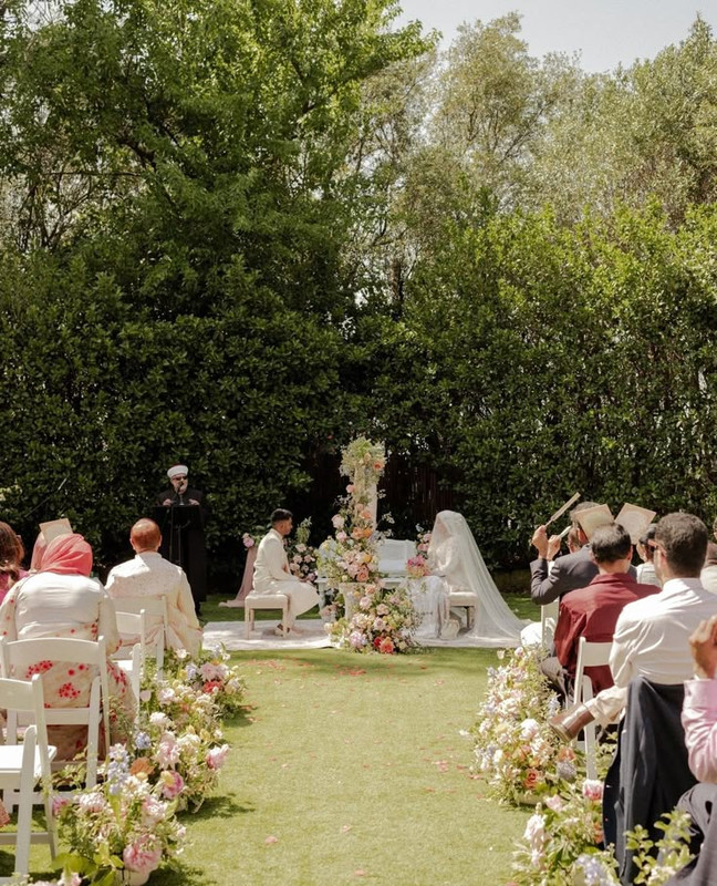 The most dreamy garden ceremony setup One thing I love about these pictures is that you can see S
