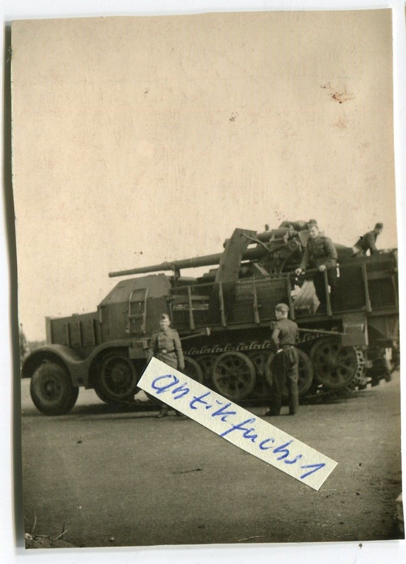 schwer gepanzerte SFL-Halbkette mit 8,8cm Geschü