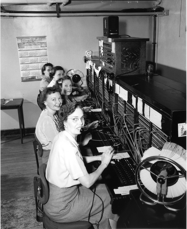 Telephone-operators-1952.jpg
