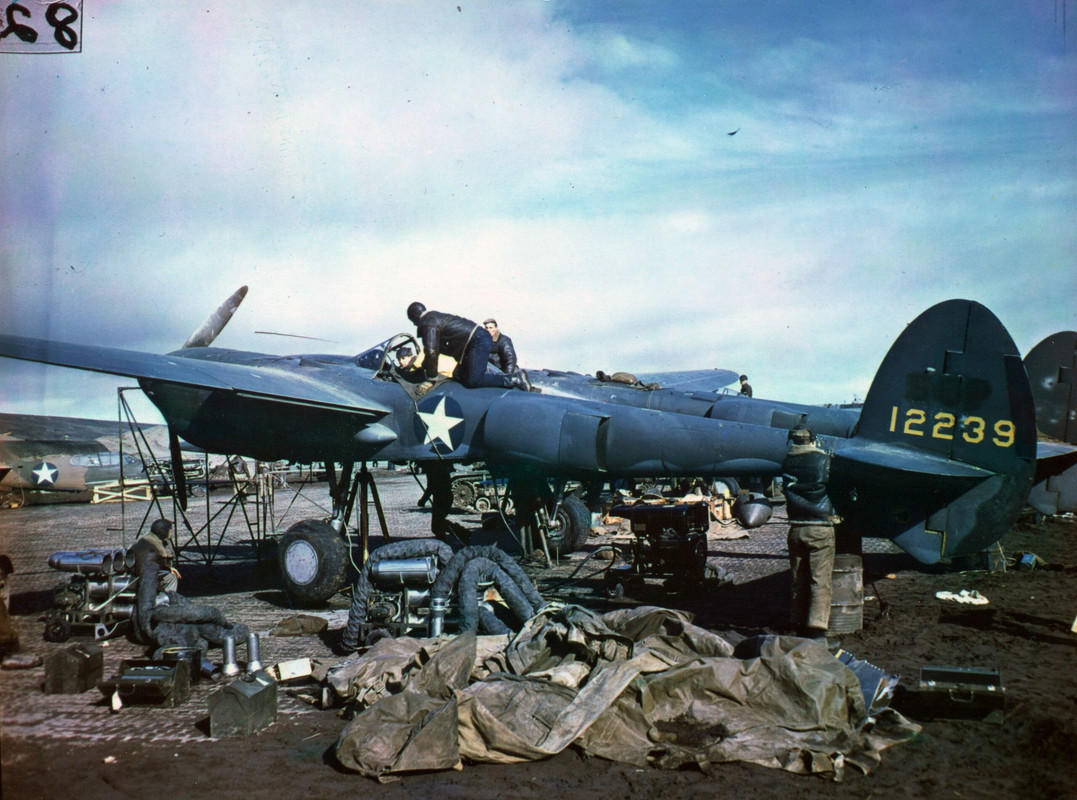 Honneurs aux mecanos pendant les guerres - Page 16 Un-P-38-E-Lightning-s-rie-41-2239-en-Alaska-recevant-des-r-parations-de-la-part-d-quipes-au-sol