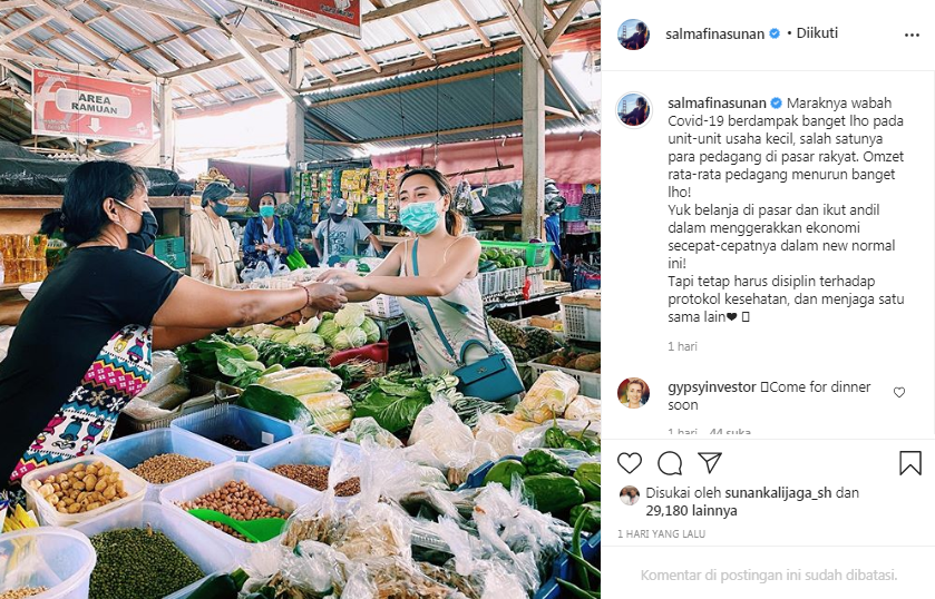 Salmafina Sunan berbelanja di pasar tradisional