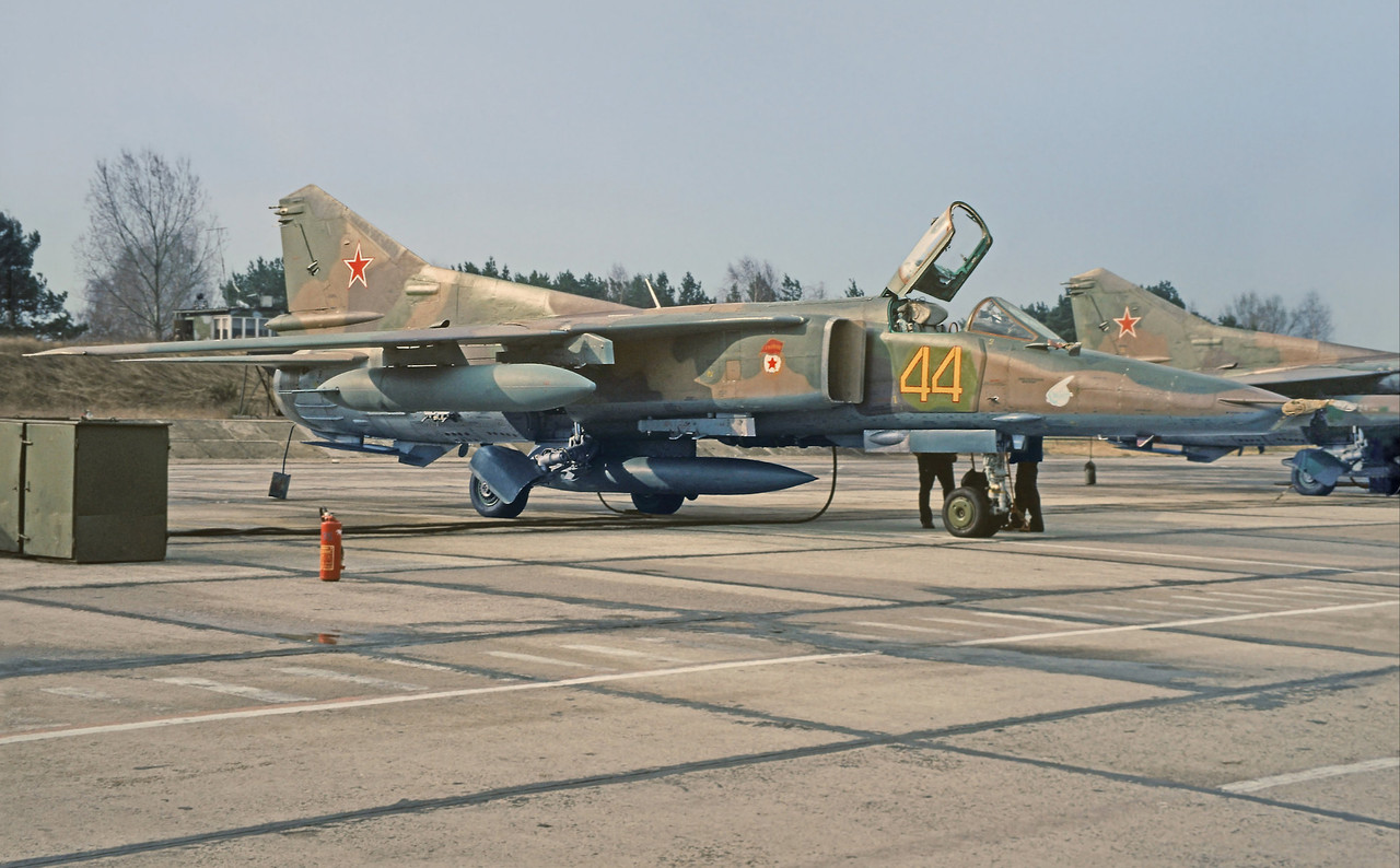 19 GvAPIB Mig-27D Yellow 44_61912555178 (3)_1