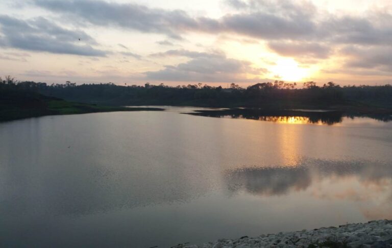 Suasana-pagi-hari-yang-indah-Waduk-Karangkates-Singo-Sentanu-768x487