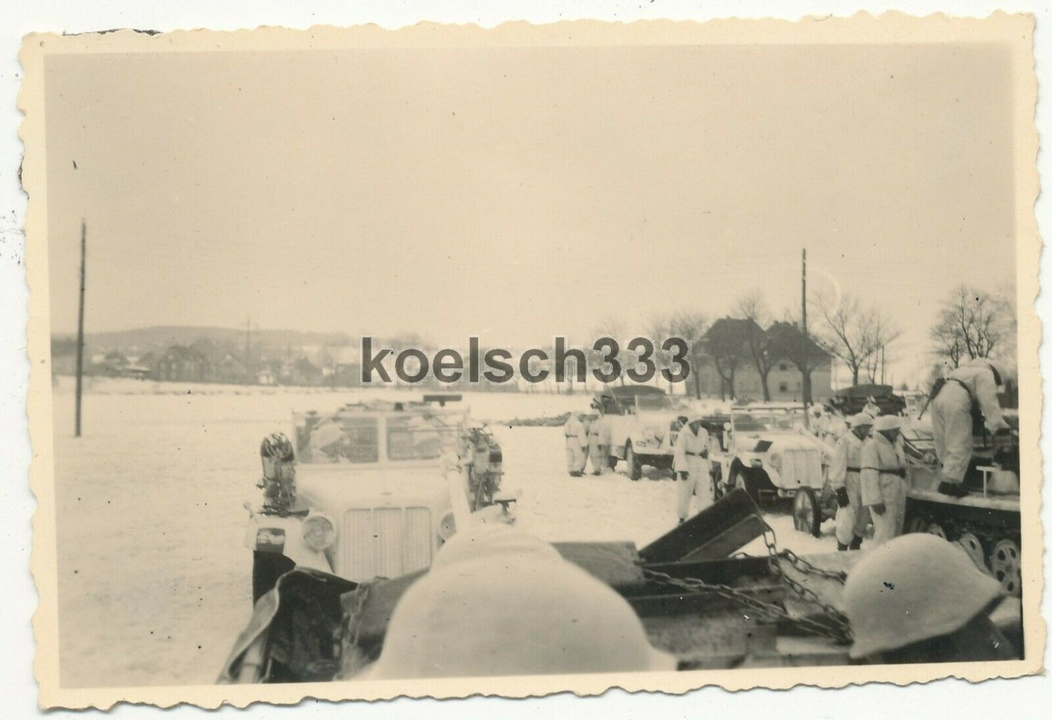 Foto Panzer Halbketten und Kübelwagen der Wehrmacht mit Schneetarnung im Winter