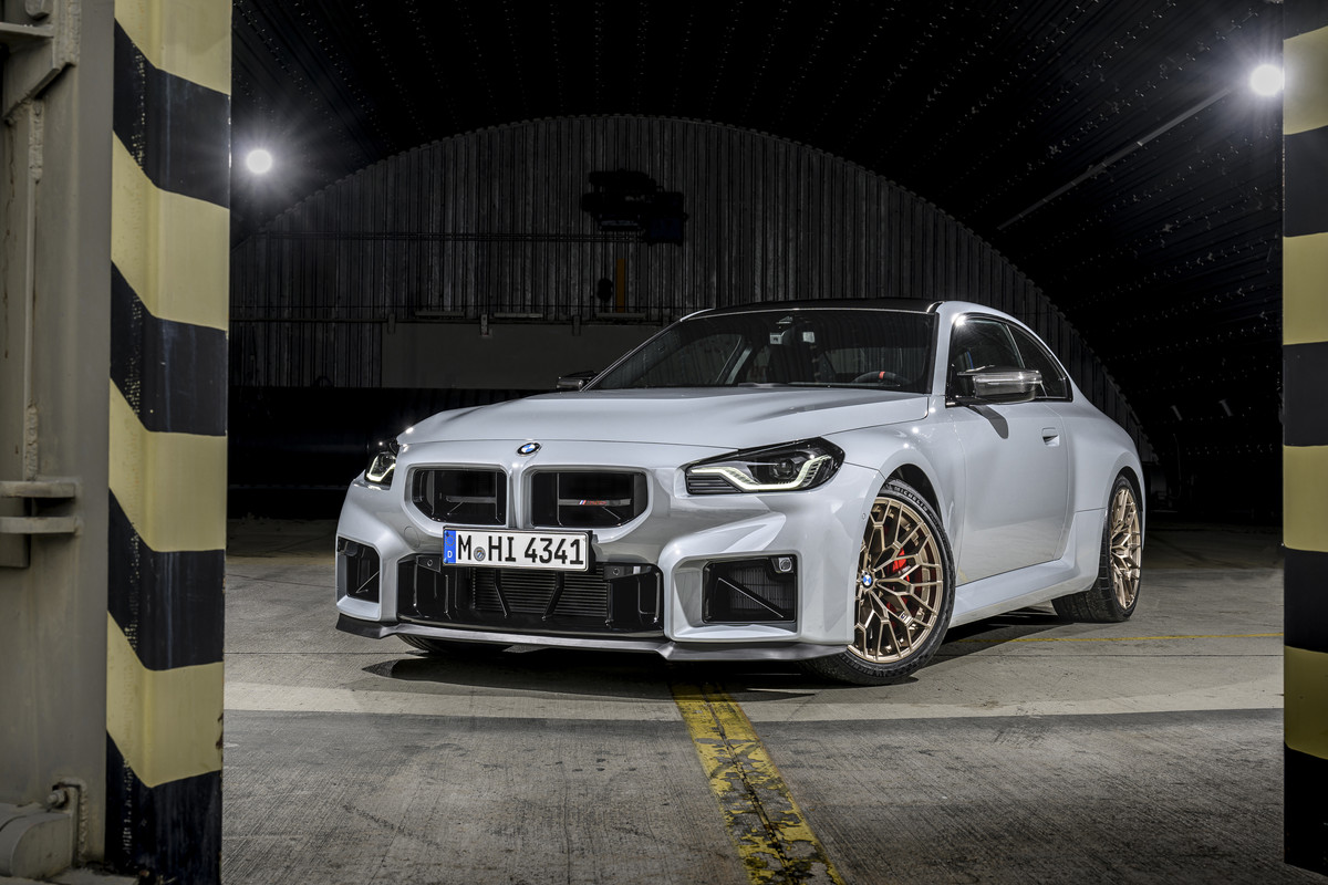 P90600862_highRes_the-new-bmw-m2-cs