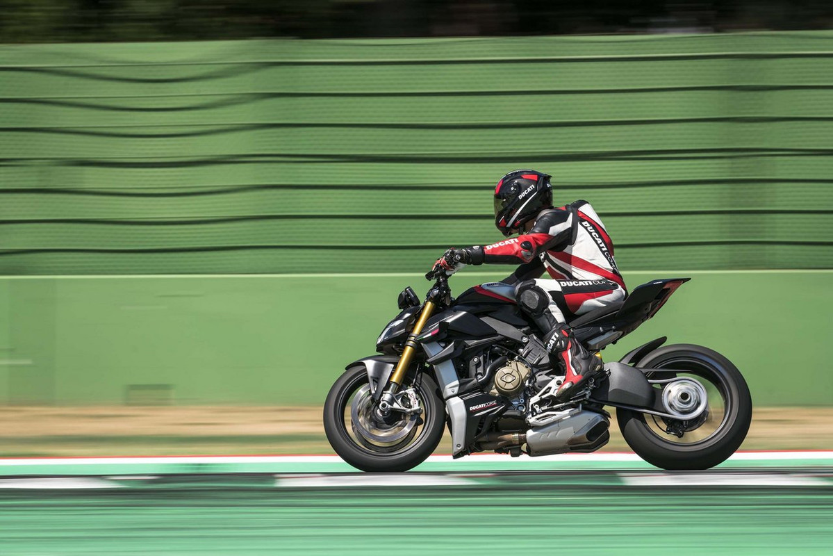 Большой фотосет  Ducati Streetfighter V4 SP 2022