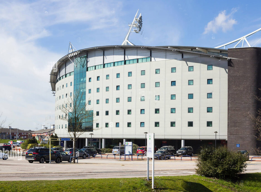 the-bolton-whites-hotel-which-forms-part-of-the-western-end-of-bolton-H3CB9Y