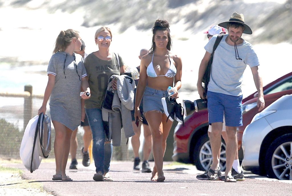 Holly-Young-Upskirt-STARS-com-50