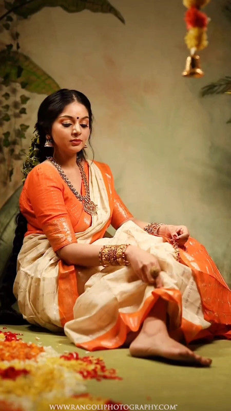 kannada actreesss sexy navel in tradtional orange saree.mp4_snapshot_00.30.495