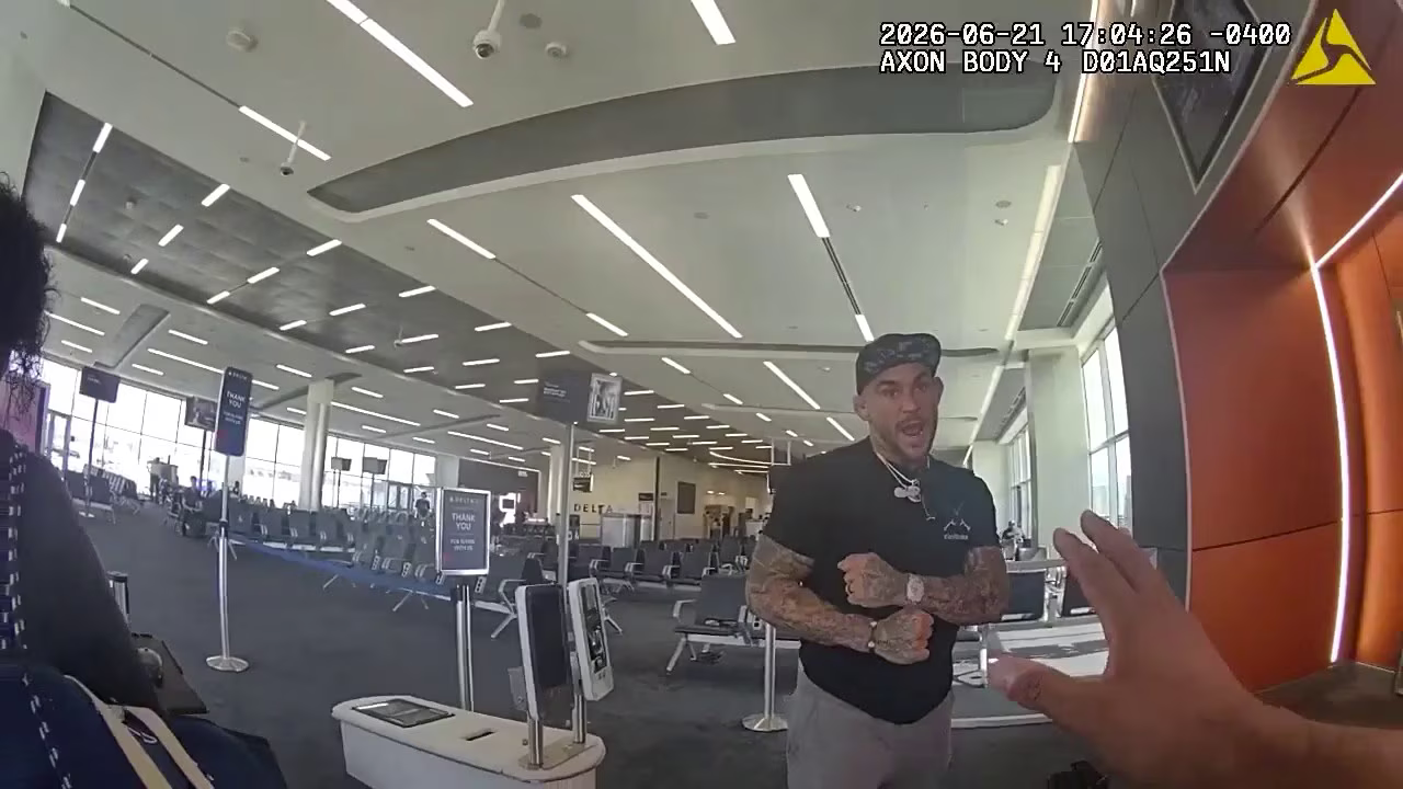 Видео от ареста на Дъстин Порие: Заплашва полицай да се бият на летище в Атланта