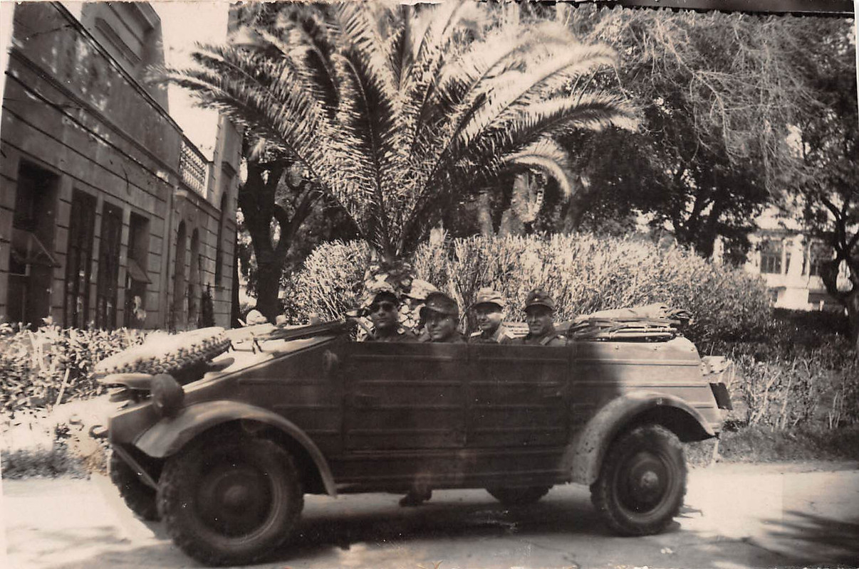 VW - Kübelwagen unter Palmen in Neapel Italien