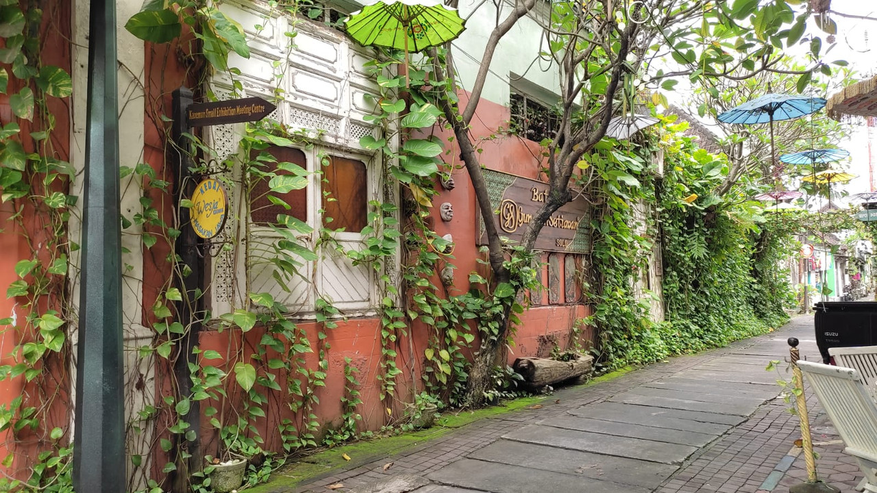 Pesona Kampung Batik Kauman, tempat wisata di Solo yang lagi hits dan punya banyak spot Instagramable. 