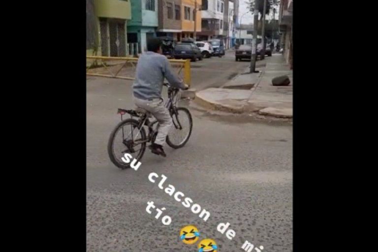 Abuelo usa a su loro como claxon para su bicicleta