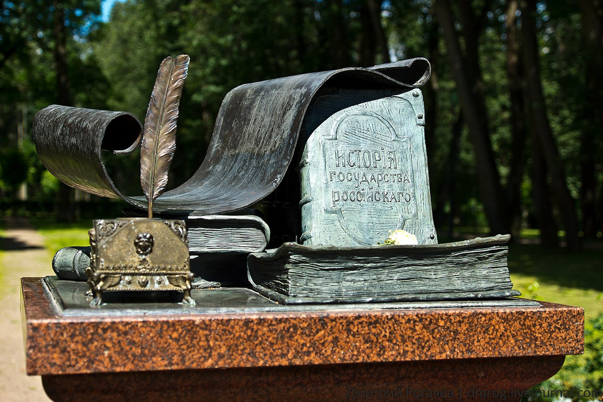 1280px-Памятник_Карамзину_в_Остафьево