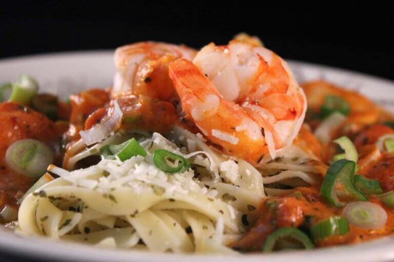 Tagliatelle mit fruchtig scharfer Sauce und Riesengarnelen Tagliatelle mit fruchtig scharfer Sauce und Riesengarnelen