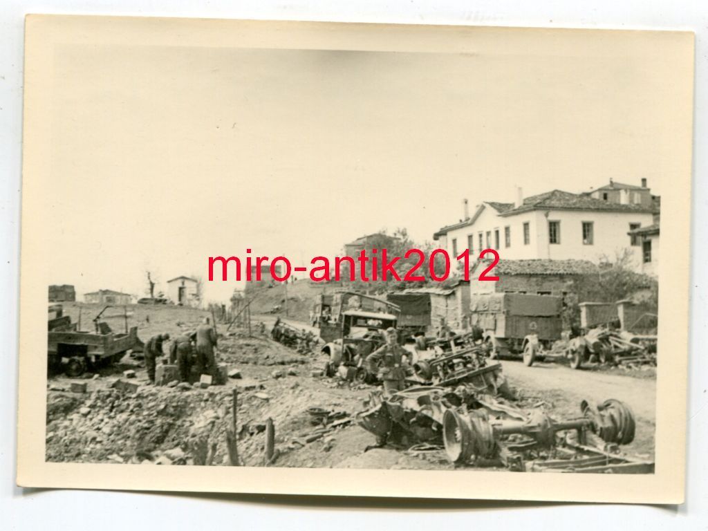 Soldaten der LAH begutachten zerstörte englische