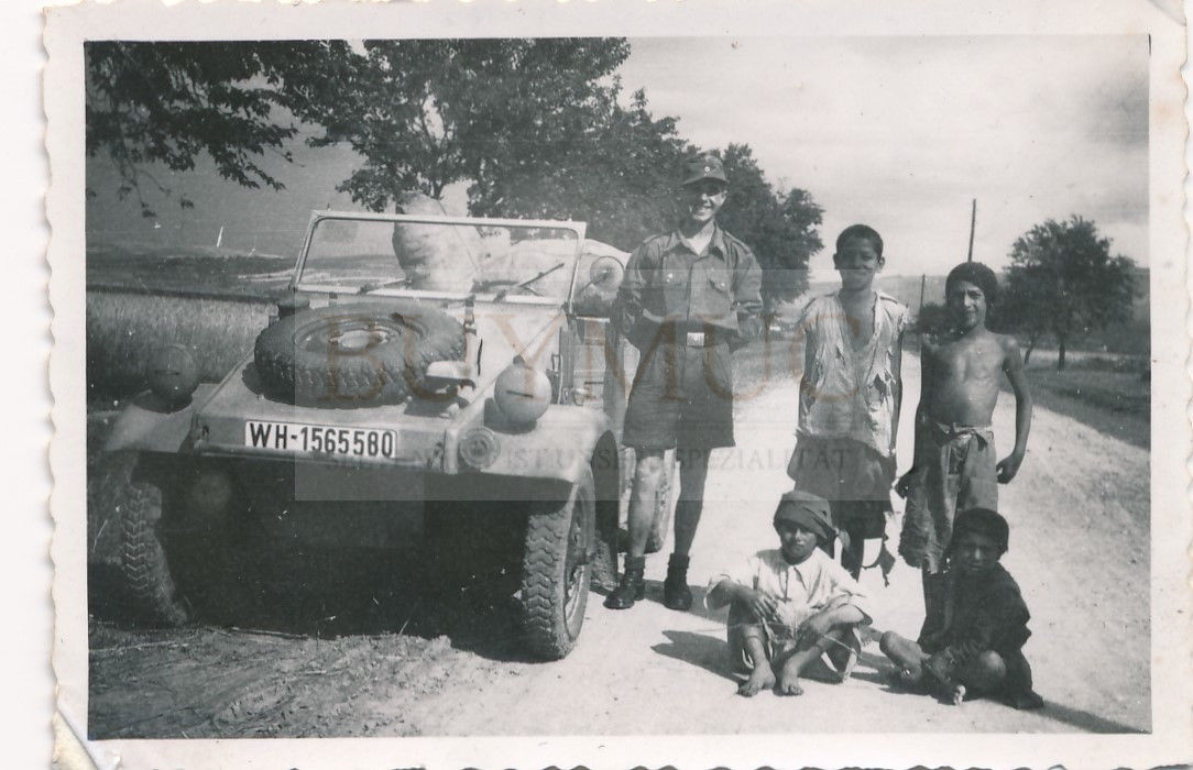 Foto, WK II,VW Kennung WH-15655580 mit Gemüse, rumänische Kinder
