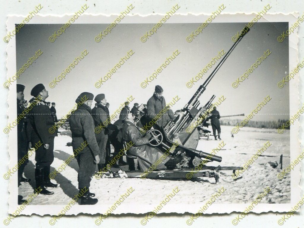 Foto, Flak Regiment RGG, Hptm.Thimm an 3,7 cm Flak 18 in Stolpmünde