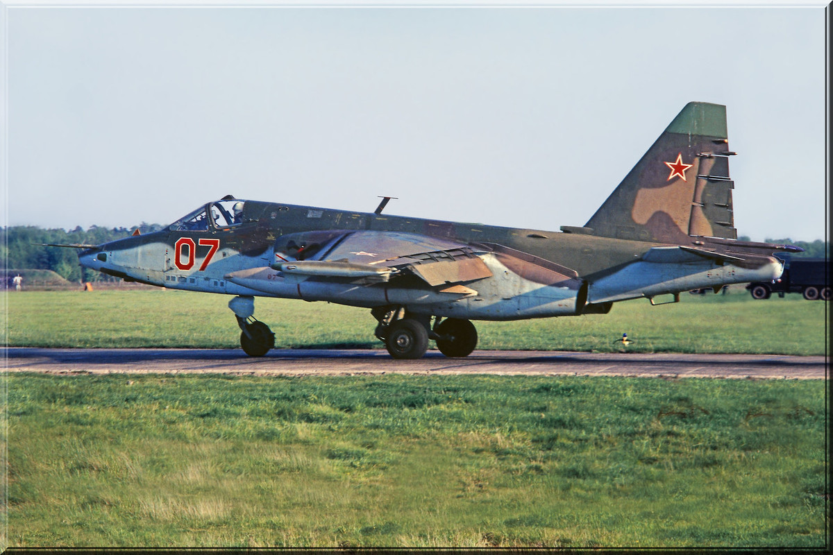 357 OSHAP Su-25 07 Red (cn ) Brandis_2