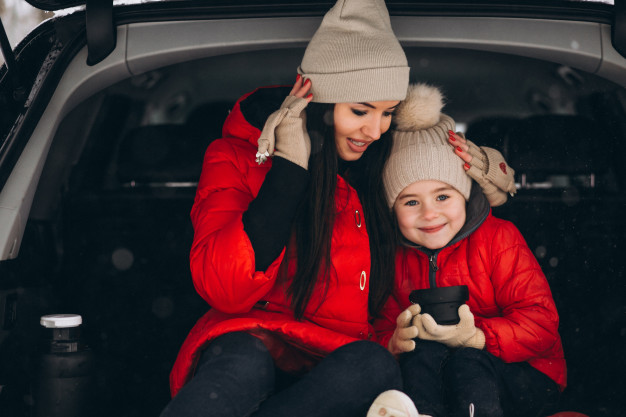 mae-filha-sentando-carro-em-inverno-1303-13058