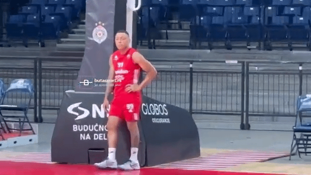 Jagu-zasmetao-grb-Partizana-na-treningu-