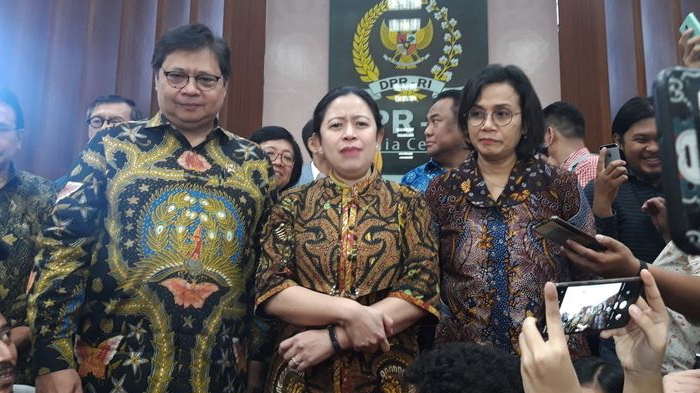 Penyerahan Draft RUU Omnibus Law Cipta Kerja oleh pemerintah ke DPR RI di Jakarta, Rabu (12/2/2020).