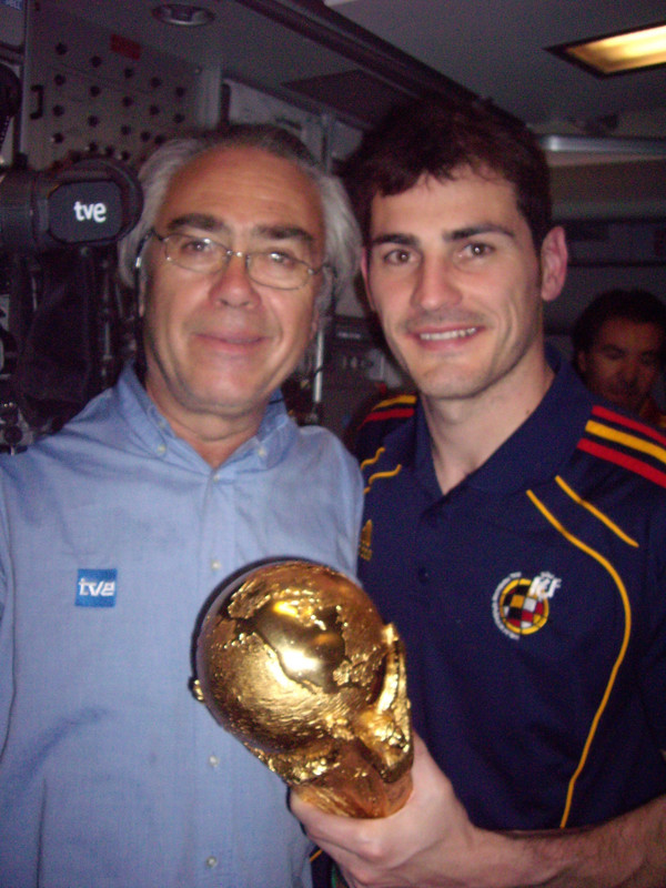 Manuel Ovalle e Iker Casillas, con la Copa del Mundo. 